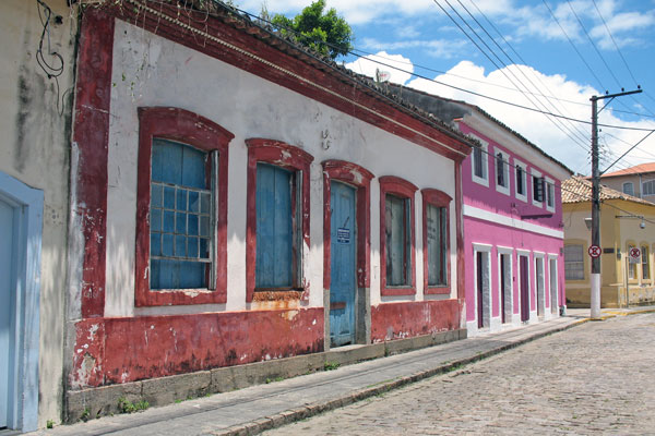 Vista de casas antigas e preservadas no centro de São Sebastião